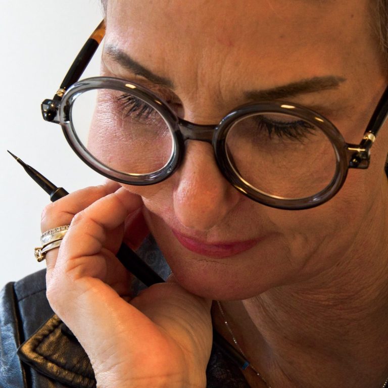 Portrait Fabel Photography München – Porträt: Denkende Frau mit Brille, emotionales Portrait in Nahaufnahme