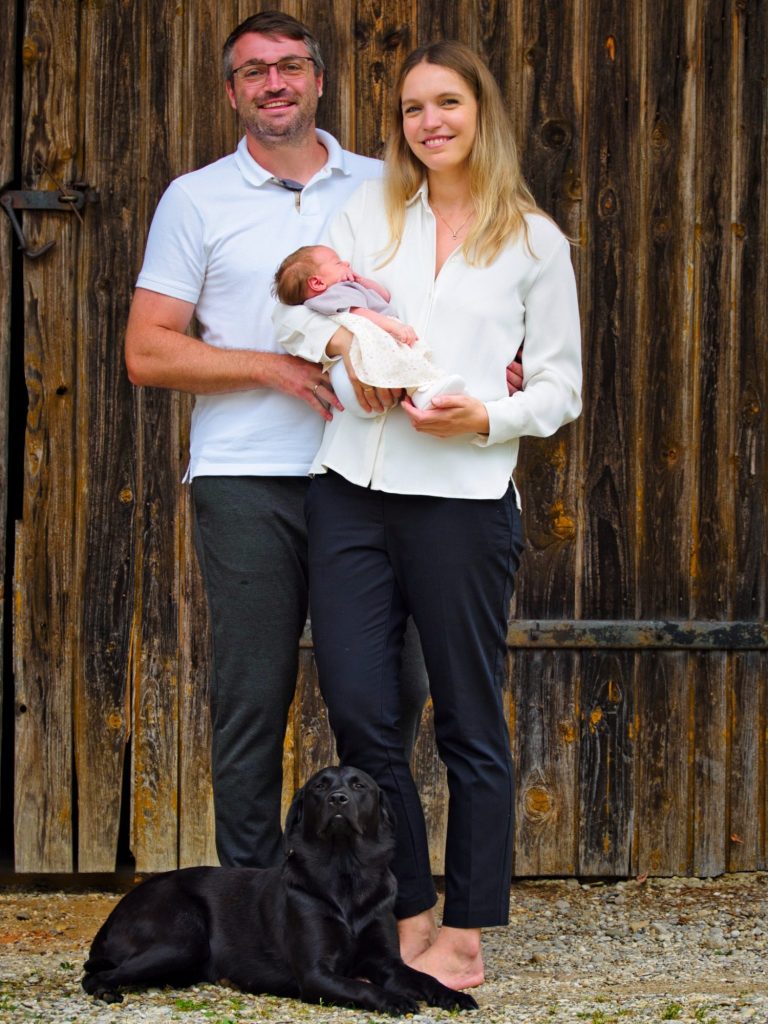 Familienportrait Fabel Photography München – Familienfoto: Glückliche Familie mit Baby und Hund vereint in Portrait