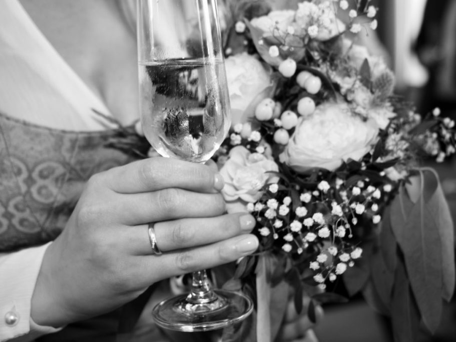 Das schwarz-weiße Foto betont den Ehering