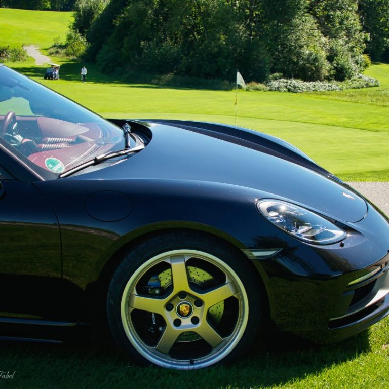 Porsche am Golfplatz Autoshooting Fabel Photography München: Elegante Sportwagen- oder Oldtimer-Porträt