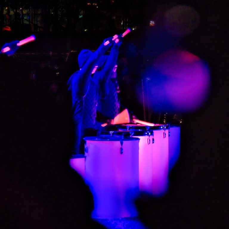 Tollwood München Fabel Photography München – Tollwood Eventfoto: Spektakulärer farbenfroher Auftritt bei Nacht auf dem Münchner Festival