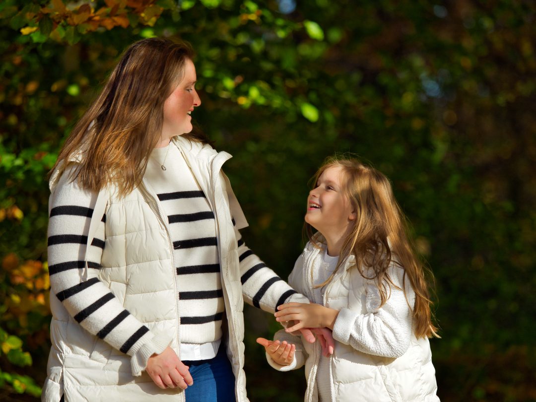 Familienfotos in München: Mutter und Kind im Englischen Garten München