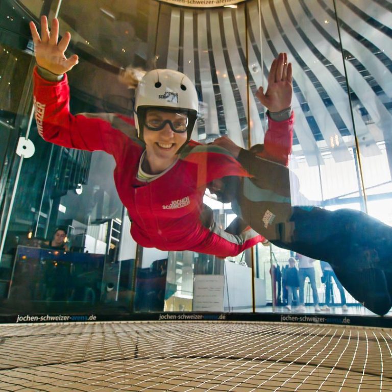 Firmenevent Schweizer Arena Professionelles Eventfoto von Fabel Photography München: Dynamischer Flug im Indoor Skydiving Schweizer Arena