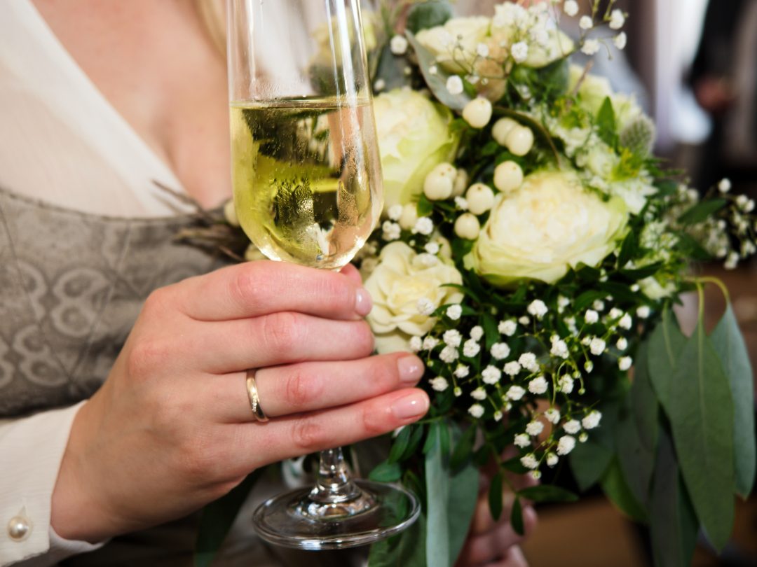 Das Foto in Farbe zeigt die Wärme und den traumhaften Brautstrauß