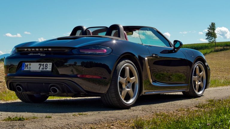 Porsche in traumhafter Landschaftskulisse für Autoshooting durch Fabelphotography München