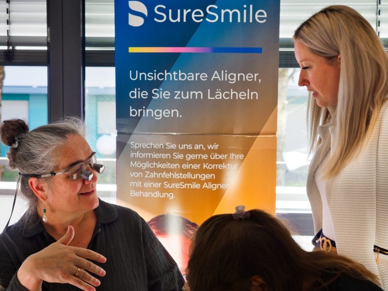 Aligner Workshop Das Foto zeigt eine Frau mit Lupenbrille beim SureSmile Aligner Workshop in München