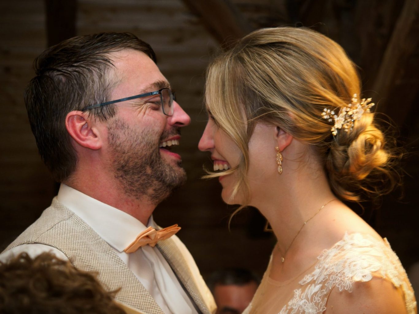 Emotionale Hochzeitsfotografie München: Brautpaar lacht innig auf der Party – fabelphotography.de fängt Ihre Momente echt ein.