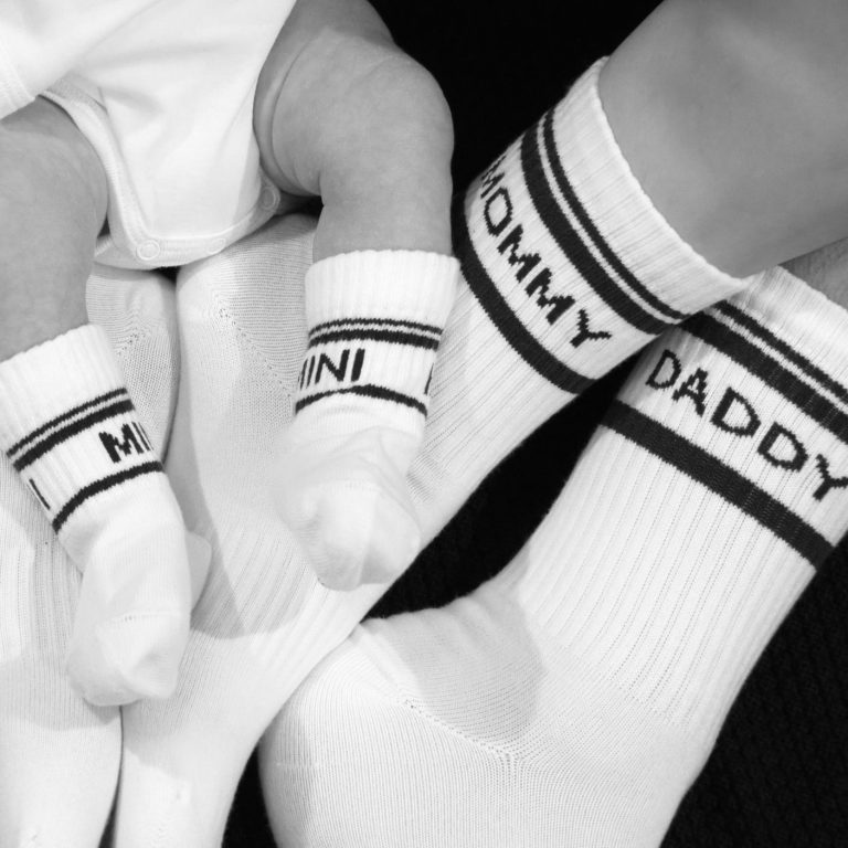 Familienportrait Fabel Photography München – Familienfoto: Füße in Socken Mommy, Daddy, Mini als verspieltes Familienporträt