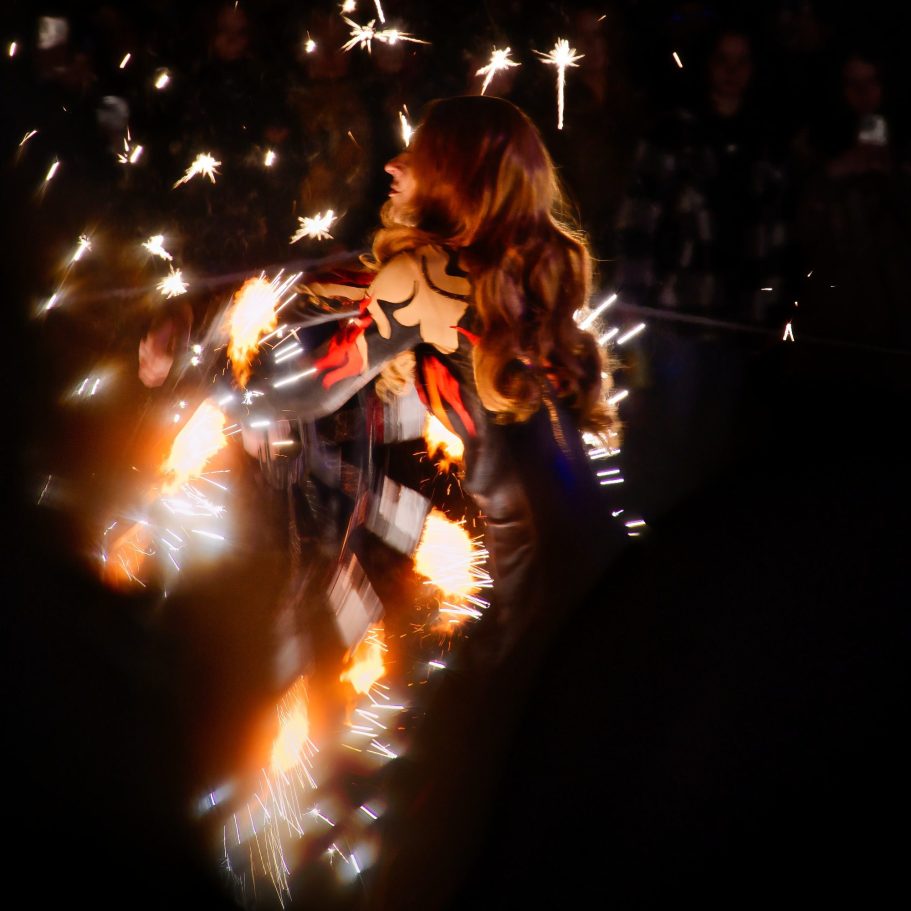Tollwood München Fabel Photography München – Tollwood Eventfoto: Spektakulärer Feuerakt bei Nacht auf dem Münchner Festival