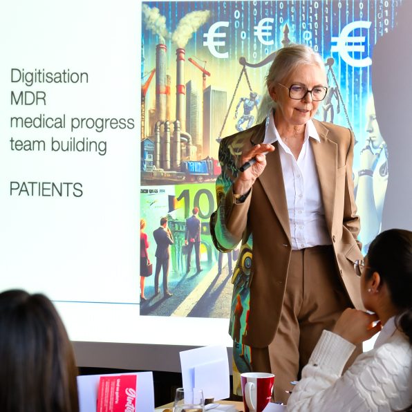 Kongressfotografie Professionelle Kongressfotografie von Fabel Photography München: Dr. Gertrud Fabel bei inspirierendem Kongressvortrag in Aktion